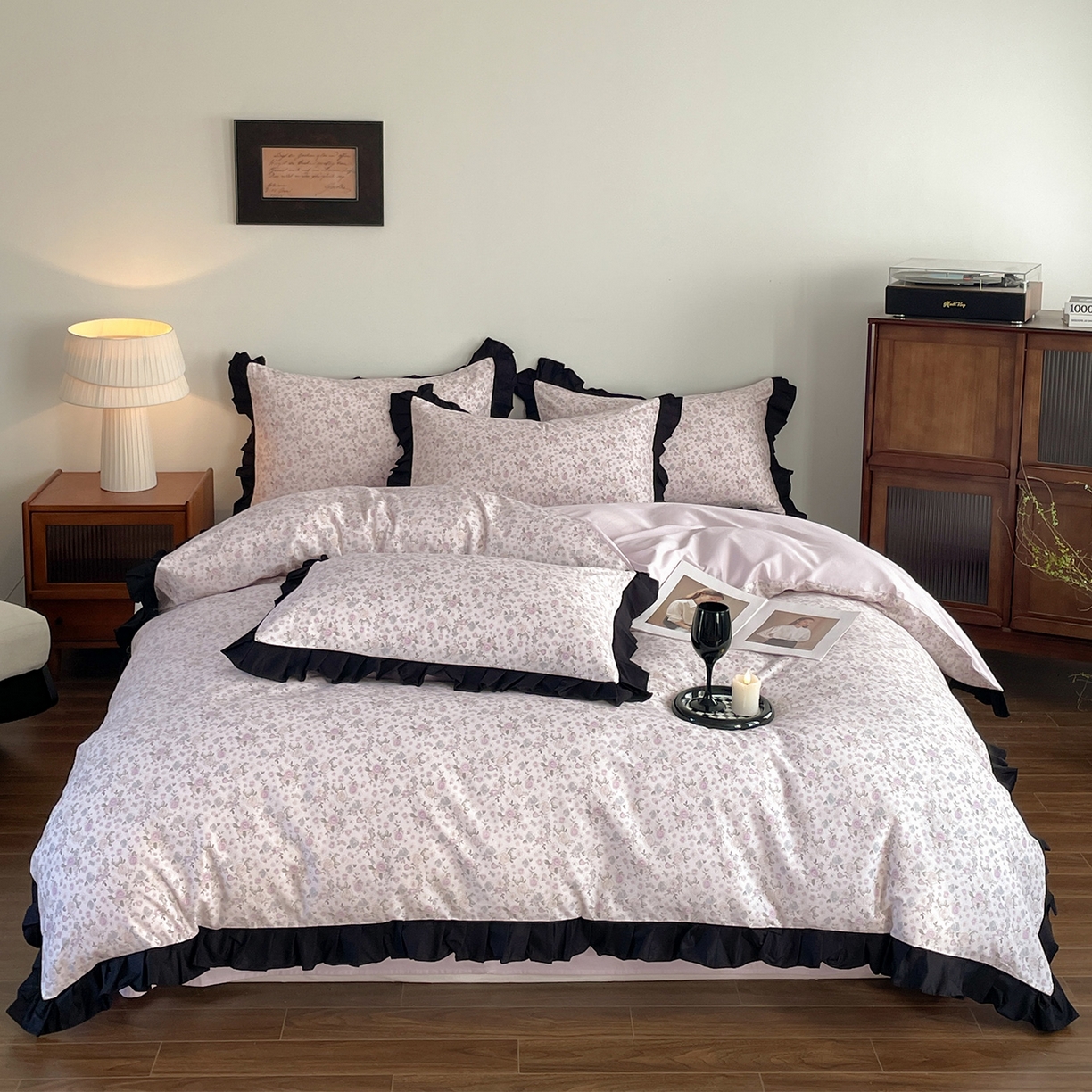 91家纺网 家纺一手货源 找家纺 羚羊语家纺 2026新款全棉法式赫本风花边四件套40支纯棉轻法式13372小清新喷气印花四件套被套床单床笠三件套 绀雾纱