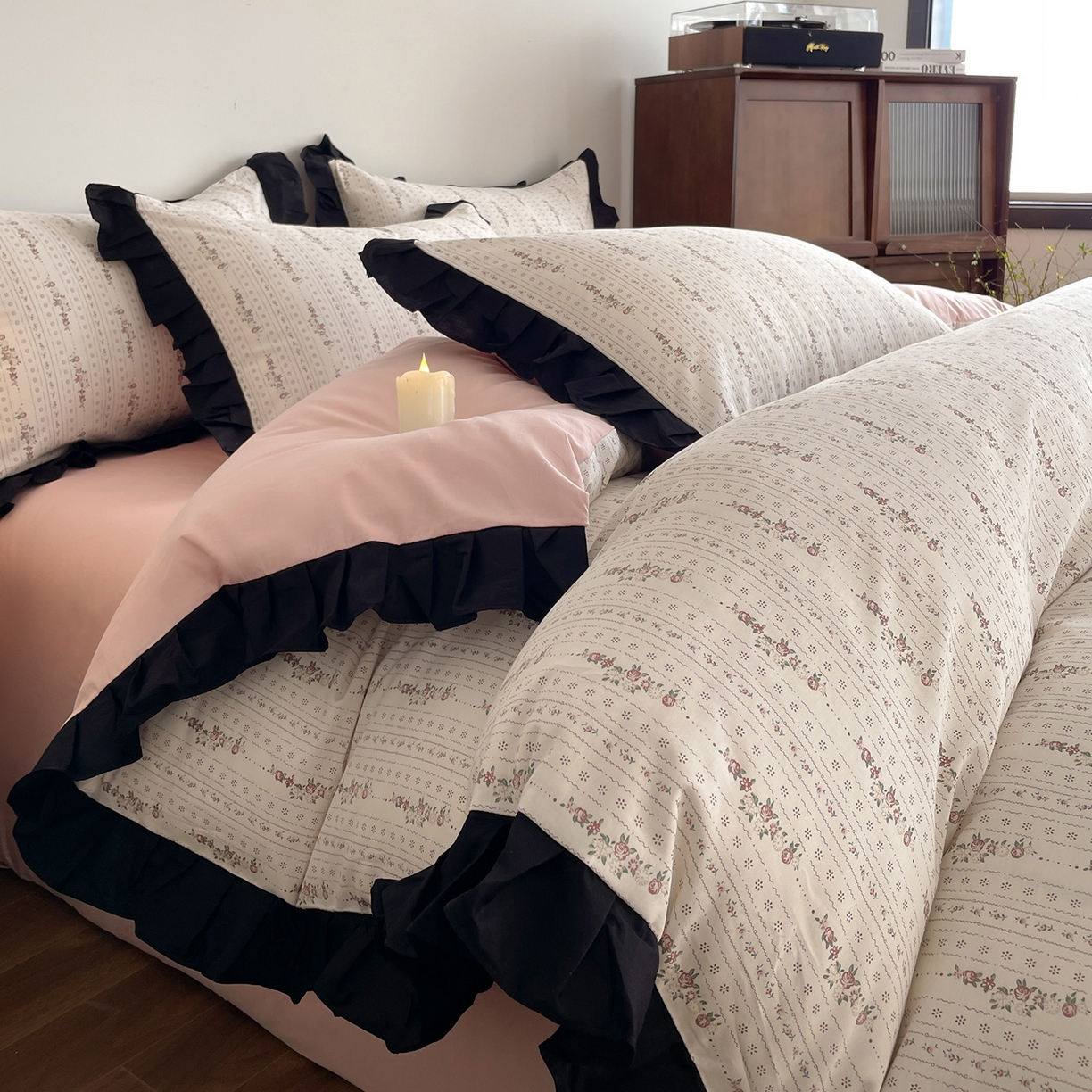 91家纺网 家纺一手货源 找家纺 羚羊语家纺 2026新款全棉法式赫本风花边四件套40支纯棉轻法式13372小清新喷气印花四件套被套床单床笠三件套 第七重梦