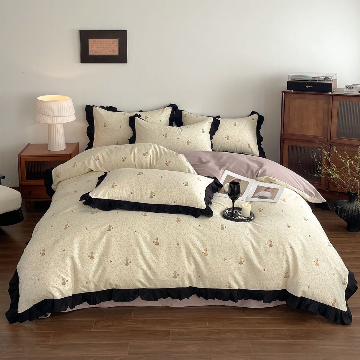 91家纺网 家纺一手货源 找家纺 羚羊语家纺 2026新款全棉法式赫本风花边四件套40支纯棉轻法式13372小清新喷气印花四件套被套床单床笠三件套 甜憩间