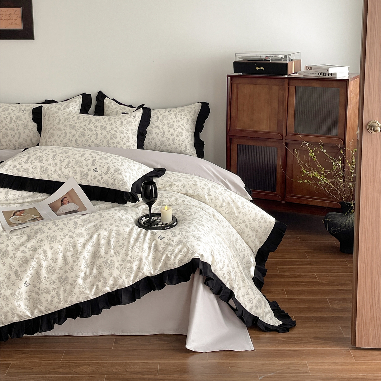 91家纺网 家纺一手货源 找家纺 羚羊语家纺 2026新款全棉法式赫本风花边四件套40支纯棉轻法式13372小清新喷气印花四件套被套床单床笠三件套 椿亭序Pro