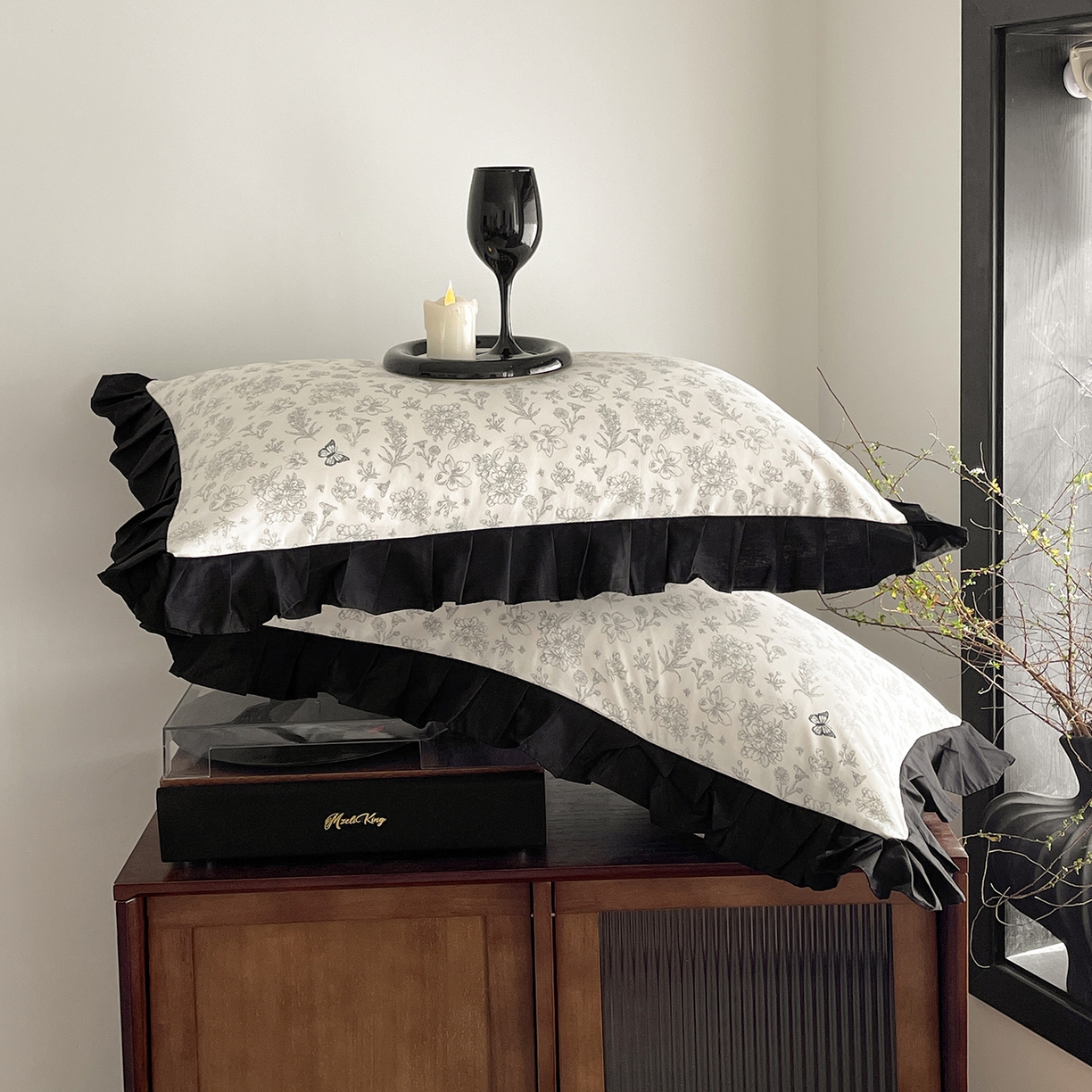 91家纺网 家纺一手货源 找家纺 羚羊语家纺 2026新款全棉法式赫本风花边四件套40支纯棉轻法式13372小清新喷气印花四件套被套床单床笠三件套 椿亭序Pro