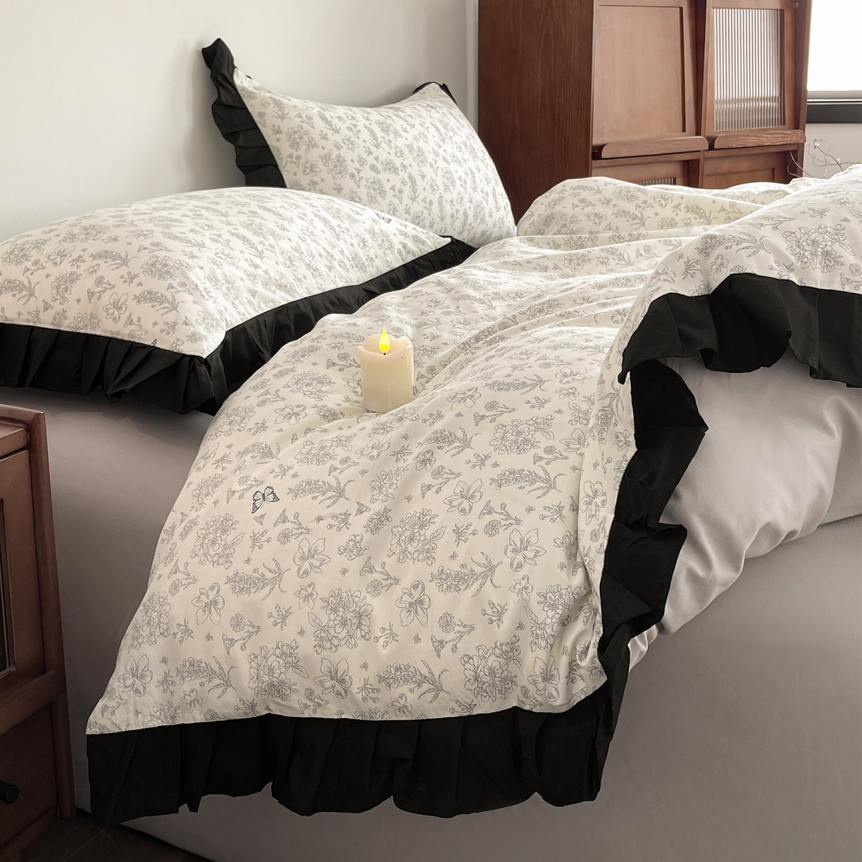 91家纺网 家纺一手货源 找家纺 羚羊语家纺 2026新款全棉法式赫本风花边四件套40支纯棉轻法式13372小清新喷气印花四件套被套床单床笠三件套 椿亭序Pro