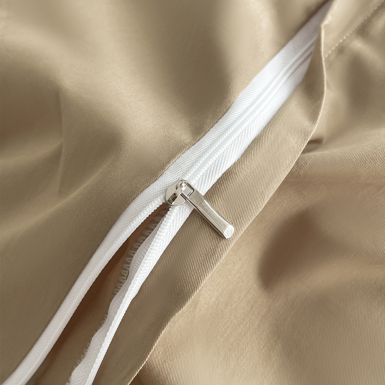 91家纺网 家纺一手货源 找家纺 羚羊语家纺 2026新款全棉法式赫本风花边四件套40支纯棉轻法式13372小清新喷气印花四件套被套床单床笠三件套 时光花礼