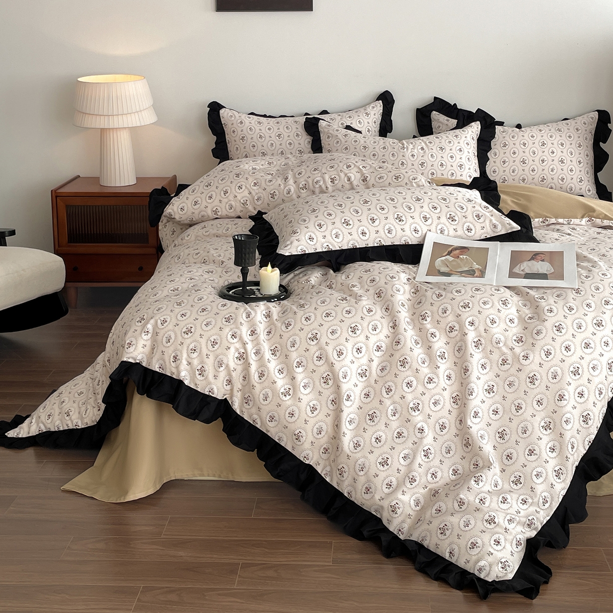 91家纺网 家纺一手货源 找家纺 羚羊语家纺 2026新款全棉法式赫本风花边四件套40支纯棉轻法式13372小清新喷气印花四件套被套床单床笠三件套 时光花礼