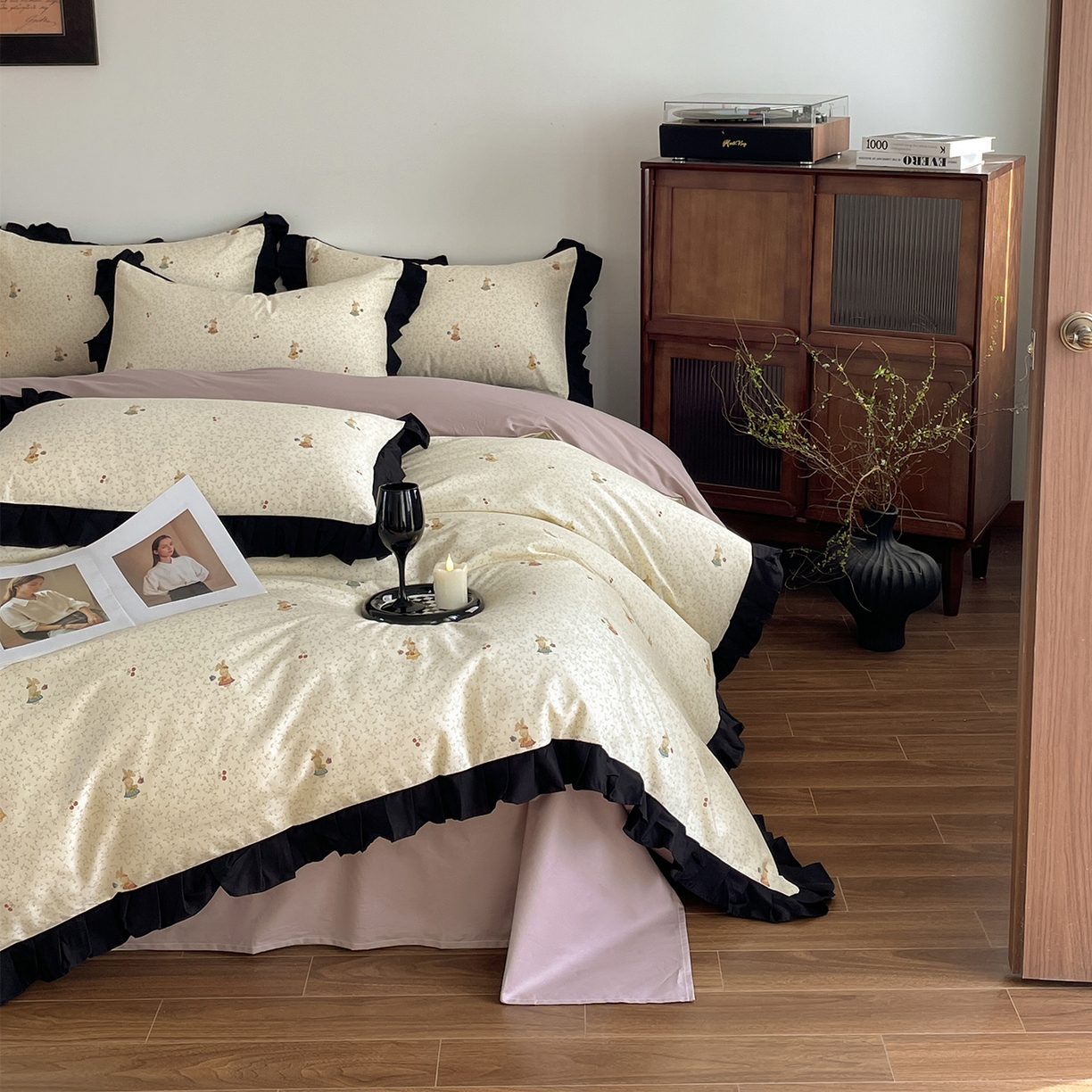 91家纺网 家纺一手货源 找家纺 羚羊语家纺 2026新款全棉法式赫本风花边四件套40支纯棉轻法式13372小清新喷气印花四件套被套床单床笠三件套 甜憩间