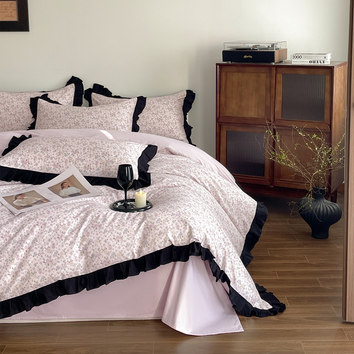 91家纺网 家纺一手货源 找家纺 羚羊语家纺 2026新款全棉法式赫本风花边四件套40支纯棉轻法式13372小清新喷气印花四件套被套床单床笠三件套 绀雾纱