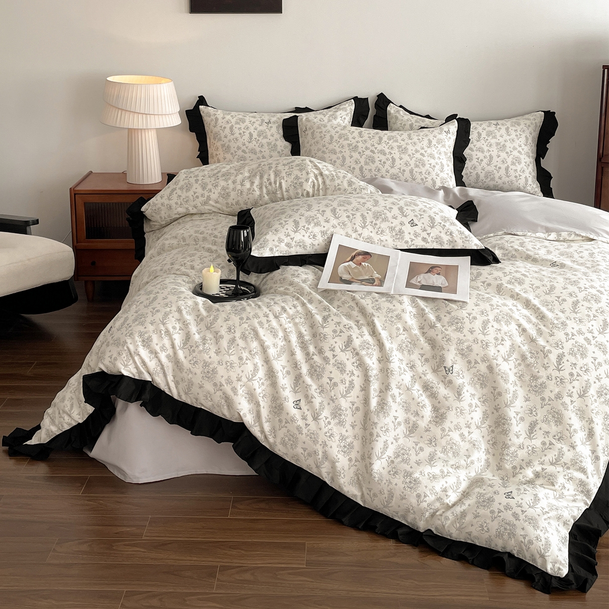 91家纺网 家纺一手货源 找家纺 羚羊语家纺 2026新款全棉法式赫本风花边四件套40支纯棉轻法式13372小清新喷气印花四件套被套床单床笠三件套 椿亭序Pro