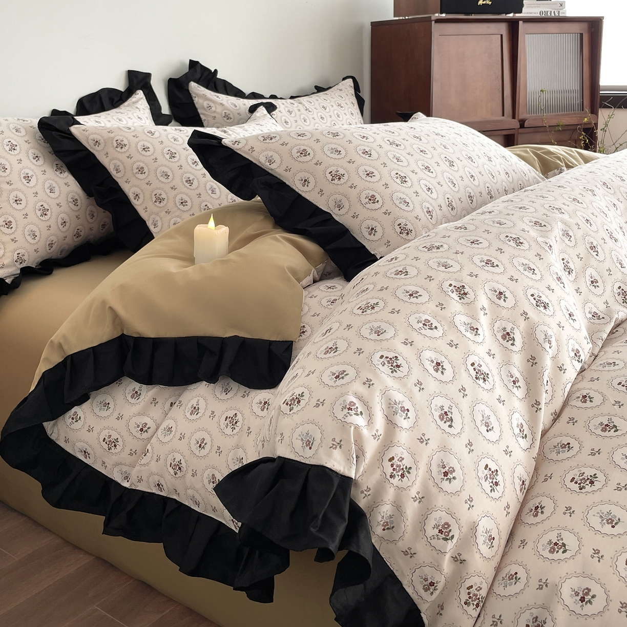 91家纺网 家纺一手货源 找家纺 羚羊语家纺 2026新款全棉法式赫本风花边四件套40支纯棉轻法式13372小清新喷气印花四件套被套床单床笠三件套 时光花礼