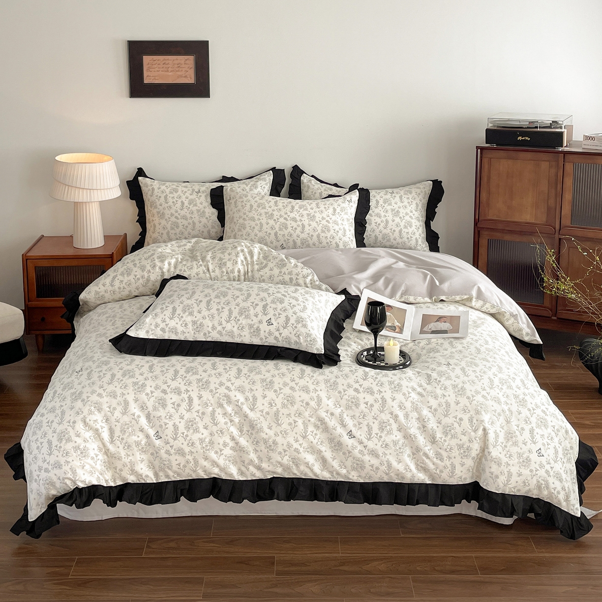 91家纺网 家纺一手货源 找家纺 羚羊语家纺 2026新款全棉法式赫本风花边四件套40支纯棉轻法式13372小清新喷气印花四件套被套床单床笠三件套 椿亭序Pro