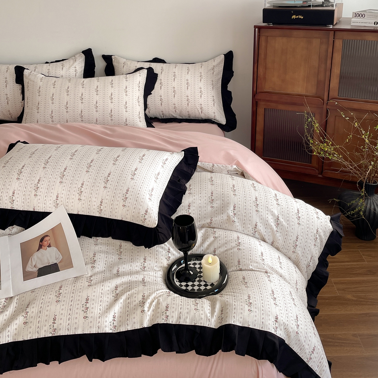 91家纺网 家纺一手货源 找家纺 羚羊语家纺 2026新款全棉法式赫本风花边四件套40支纯棉轻法式13372小清新喷气印花四件套被套床单床笠三件套 第七重梦