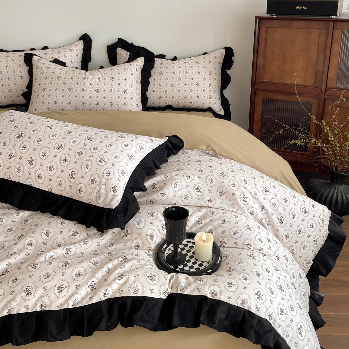 91家纺网 家纺一手货源 找家纺 羚羊语家纺 2026新款全棉法式赫本风花边四件套40支纯棉轻法式13372小清新喷气印花四件套被套床单床笠三件套 时光花礼