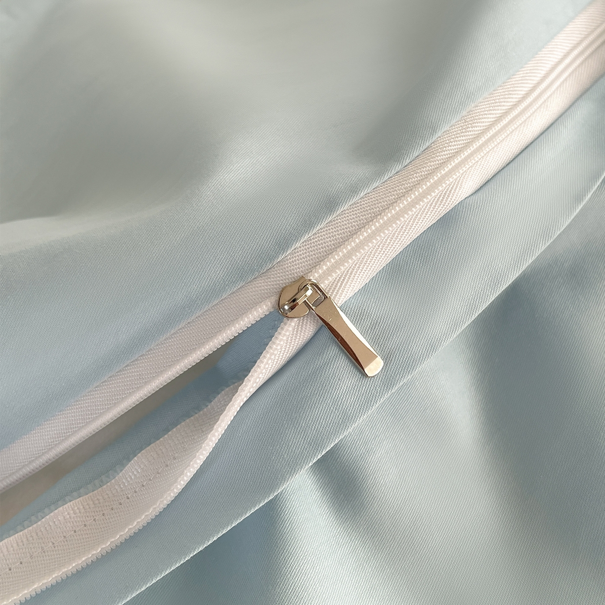 91家纺网 家纺一手货源 找家纺 羚羊语家纺 2026新款全棉法式赫本风花边四件套40支纯棉轻法式13372小清新喷气印花四件套被套床单床笠三件套 柔蓝一水