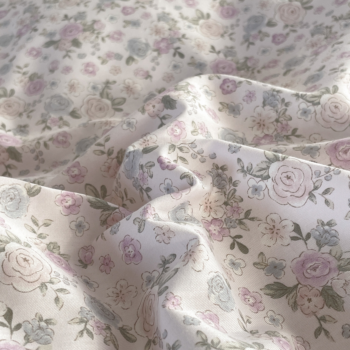 91家纺网 家纺一手货源 找家纺 羚羊语家纺 2026新款全棉法式赫本风花边四件套40支纯棉轻法式13372小清新喷气印花四件套被套床单床笠三件套 绀雾纱