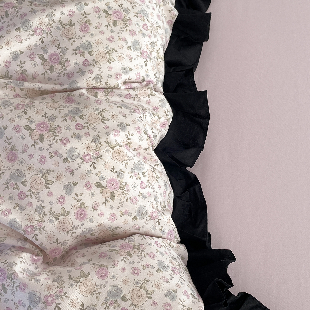 91家纺网 家纺一手货源 找家纺 羚羊语家纺 2026新款全棉法式赫本风花边四件套40支纯棉轻法式13372小清新喷气印花四件套被套床单床笠三件套 绀雾纱