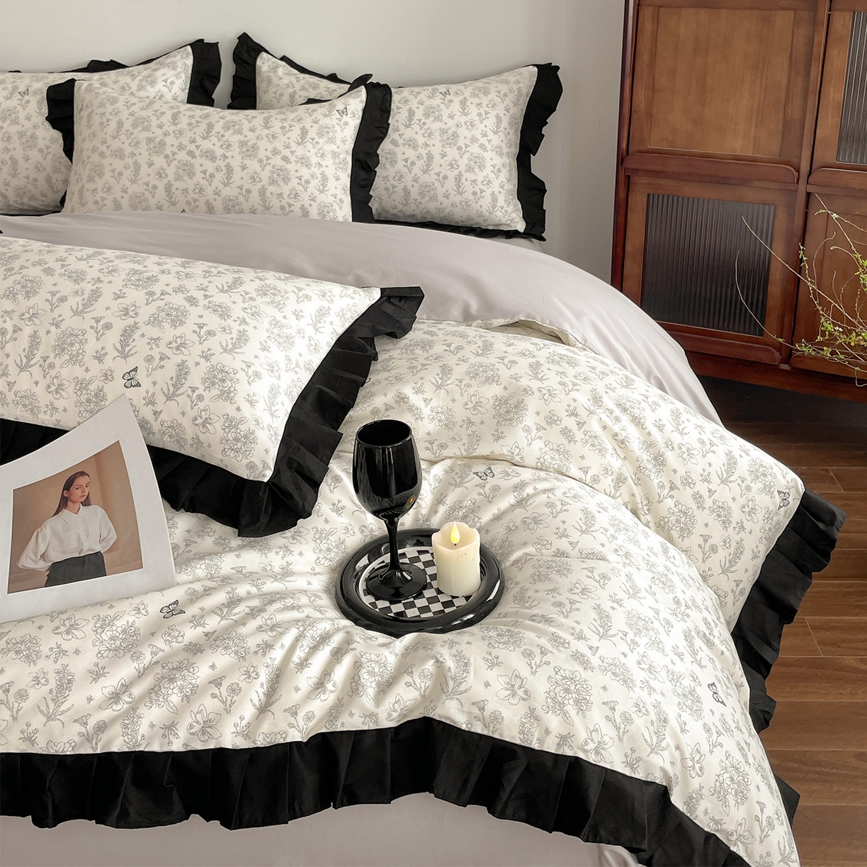 91家纺网 家纺一手货源 找家纺 羚羊语家纺 2026新款全棉法式赫本风花边四件套40支纯棉轻法式13372小清新喷气印花四件套被套床单床笠三件套 椿亭序Pro