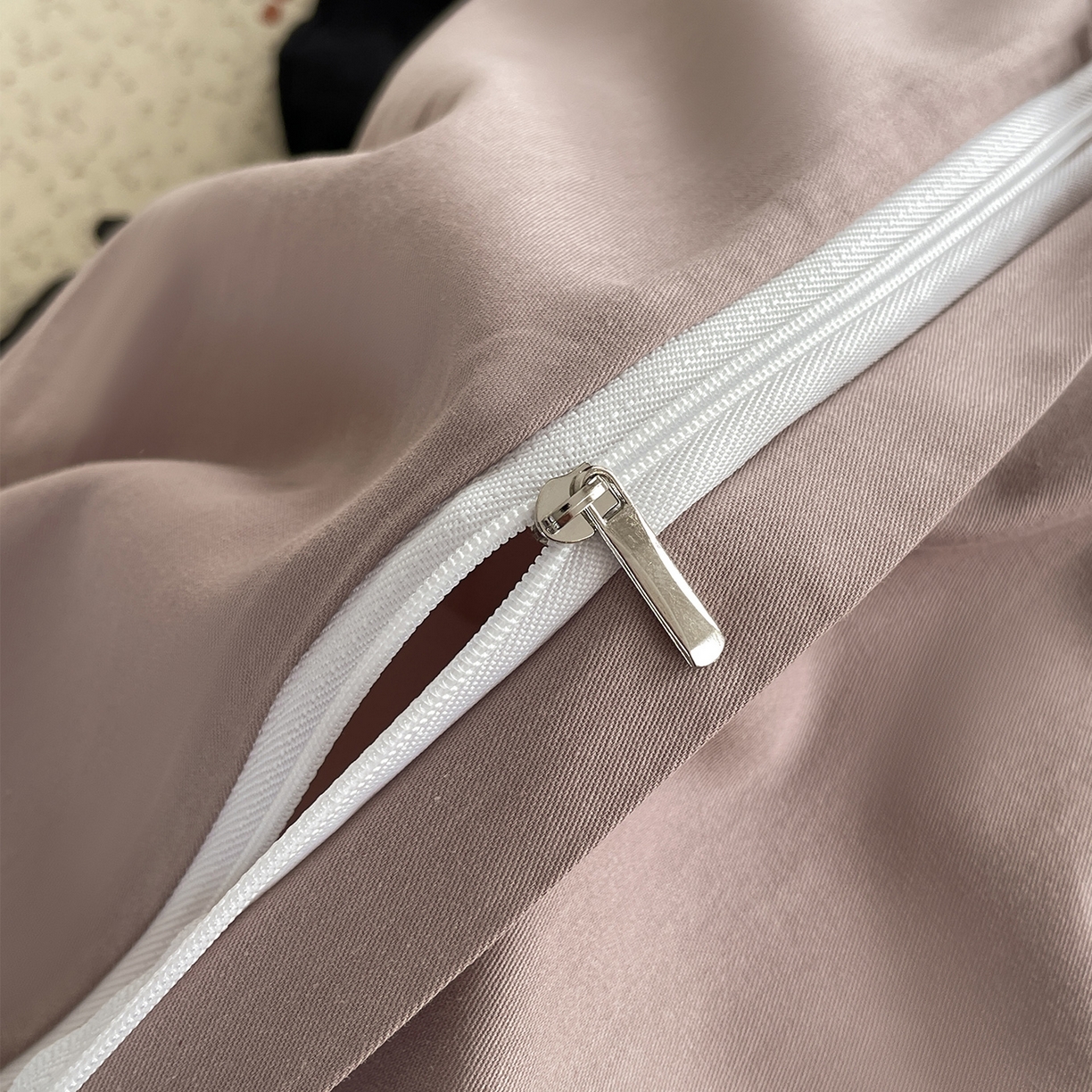 91家纺网 家纺一手货源 找家纺 羚羊语家纺 2026新款全棉法式赫本风花边四件套40支纯棉轻法式13372小清新喷气印花四件套被套床单床笠三件套 甜憩间