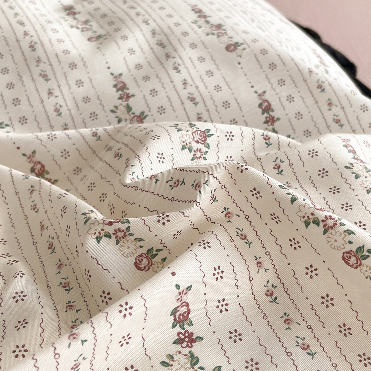 91家纺网 家纺一手货源 找家纺 羚羊语家纺 2026新款全棉法式赫本风花边四件套40支纯棉轻法式13372小清新喷气印花四件套被套床单床笠三件套 第七重梦