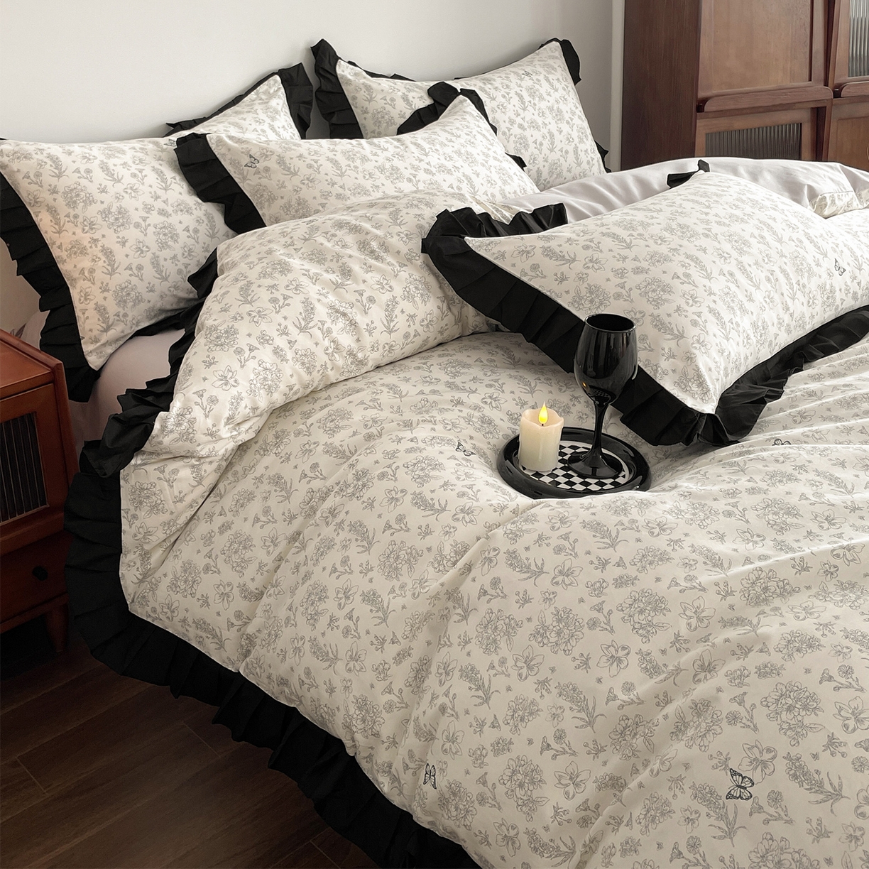 91家纺网 家纺一手货源 找家纺 羚羊语家纺 2026新款全棉法式赫本风花边四件套40支纯棉轻法式13372小清新喷气印花四件套被套床单床笠三件套 椿亭序Pro