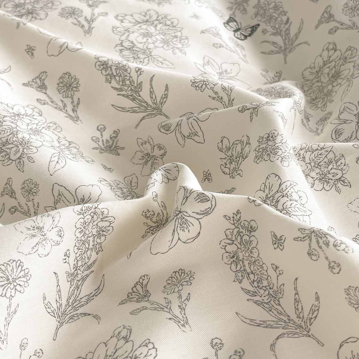 91家纺网 家纺一手货源 找家纺 羚羊语家纺 2026新款全棉法式赫本风花边四件套40支纯棉轻法式13372小清新喷气印花四件套被套床单床笠三件套 椿亭序Pro