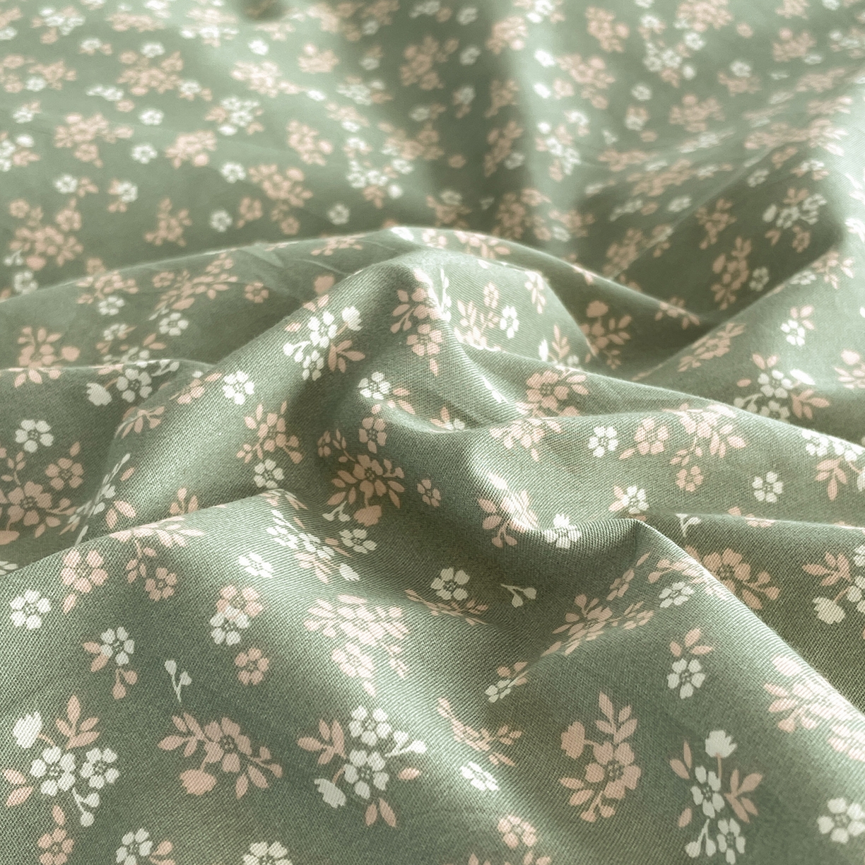 91家纺网 家纺一手货源 找家纺 羚羊语家纺 2026新款全棉法式赫本风花边四件套40支纯棉轻法式13372小清新喷气印花四件套被套床单床笠三件套 青禾枕梦