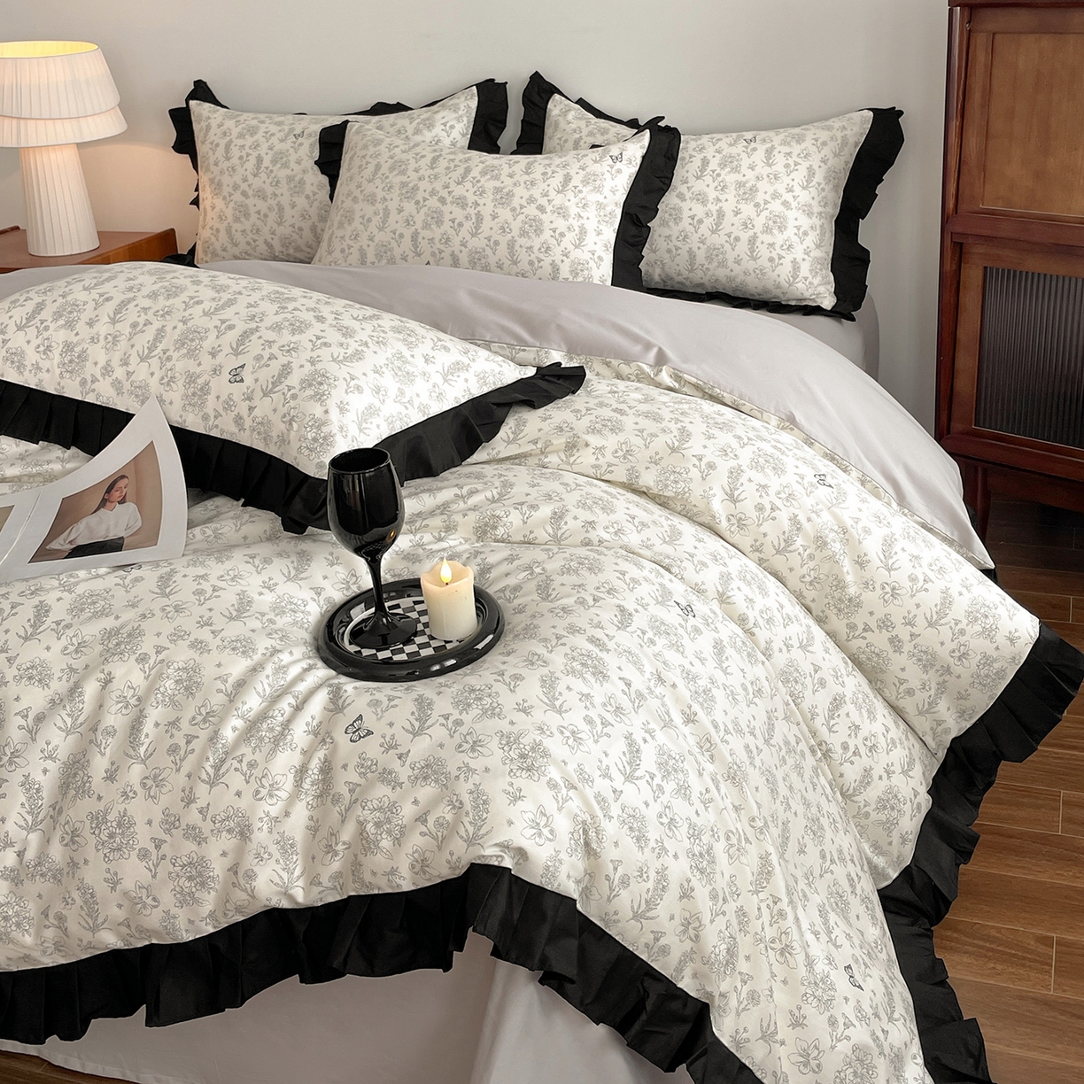 91家纺网 家纺一手货源 找家纺 羚羊语家纺 2026新款全棉法式赫本风花边四件套40支纯棉轻法式13372小清新喷气印花四件套被套床单床笠三件套 椿亭序Pro