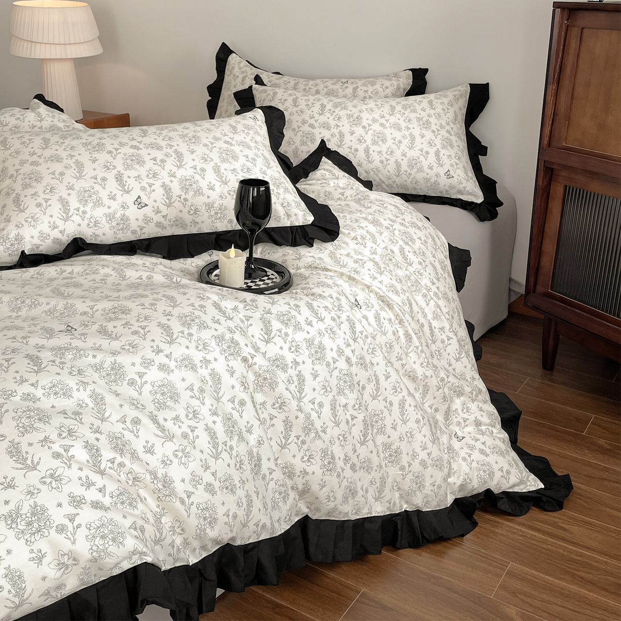 91家纺网 家纺一手货源 找家纺 羚羊语家纺 2026新款全棉法式赫本风花边四件套40支纯棉轻法式13372小清新喷气印花四件套被套床单床笠三件套 椿亭序Pro