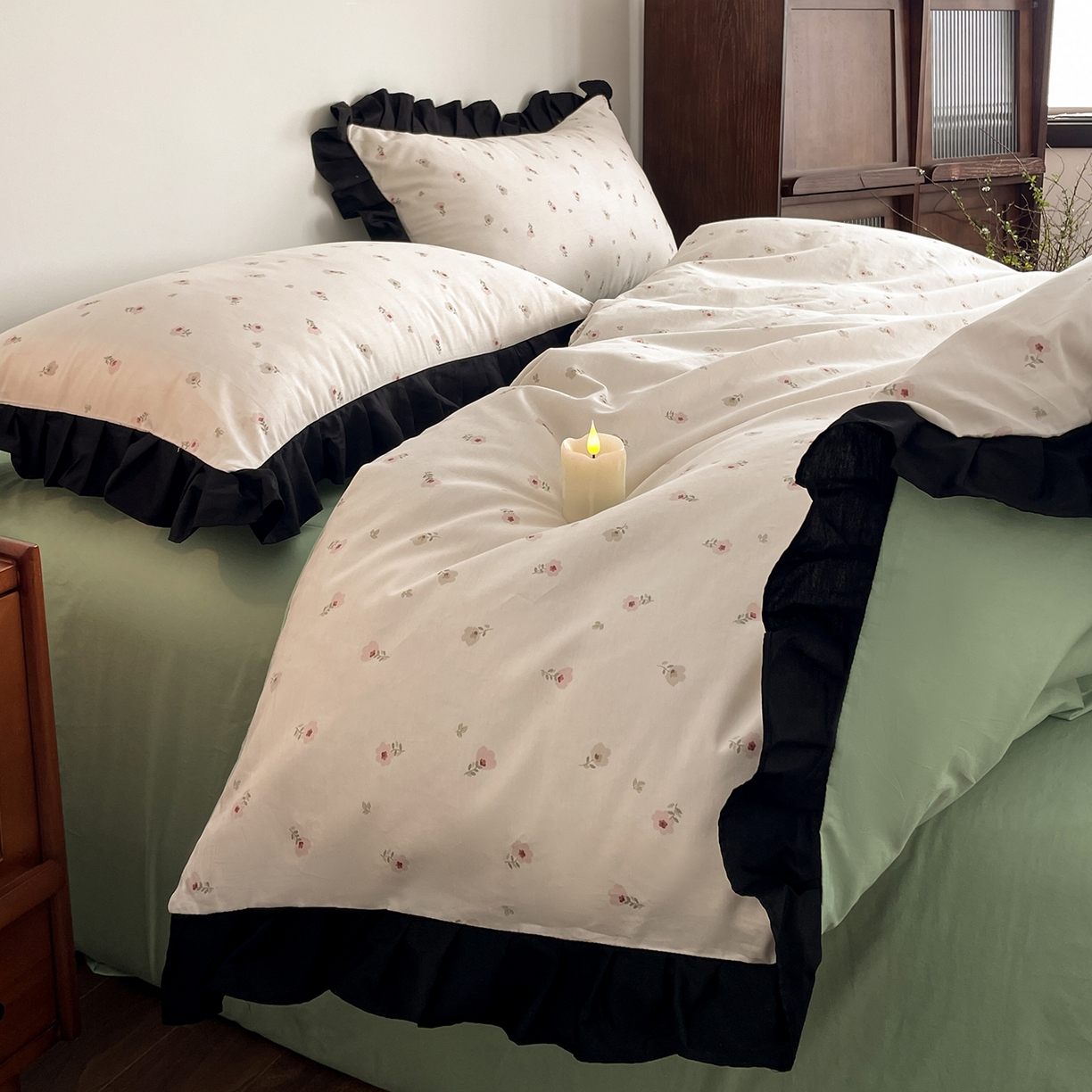 91家纺网 家纺一手货源 找家纺 羚羊语家纺 2026新款全棉法式赫本风花边四件套40支纯棉轻法式13372小清新喷气印花四件套被套床单床笠三件套 采薇南山