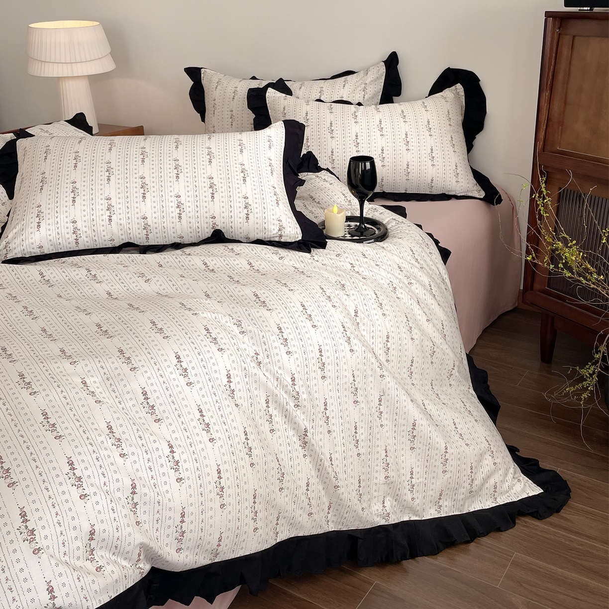 91家纺网 家纺一手货源 找家纺 羚羊语家纺 2026新款全棉法式赫本风花边四件套40支纯棉轻法式13372小清新喷气印花四件套被套床单床笠三件套 第七重梦