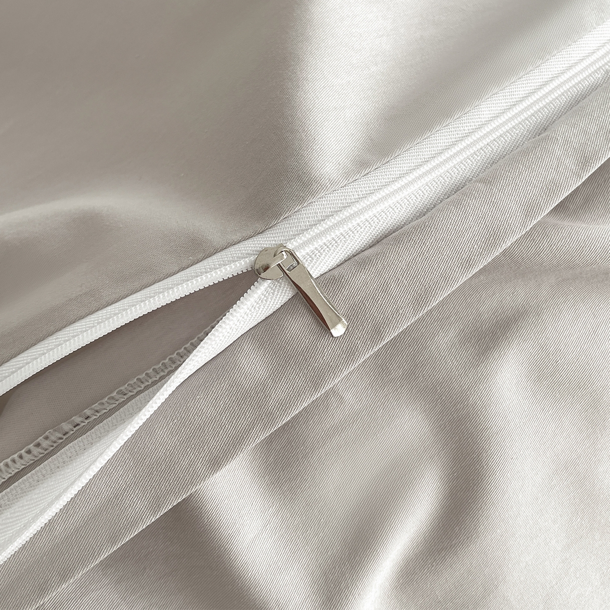 91家纺网 家纺一手货源 找家纺 羚羊语家纺 2026新款全棉法式赫本风花边四件套40支纯棉轻法式13372小清新喷气印花四件套被套床单床笠三件套 椿亭序Pro