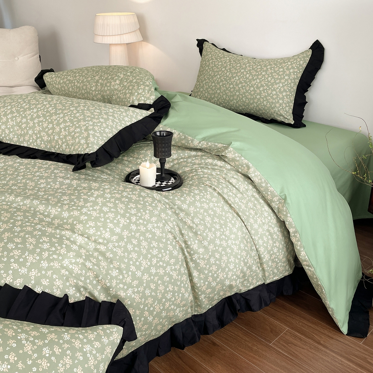 91家纺网 家纺一手货源 找家纺 羚羊语家纺 2026新款全棉法式赫本风花边四件套40支纯棉轻法式13372小清新喷气印花四件套被套床单床笠三件套 青禾枕梦