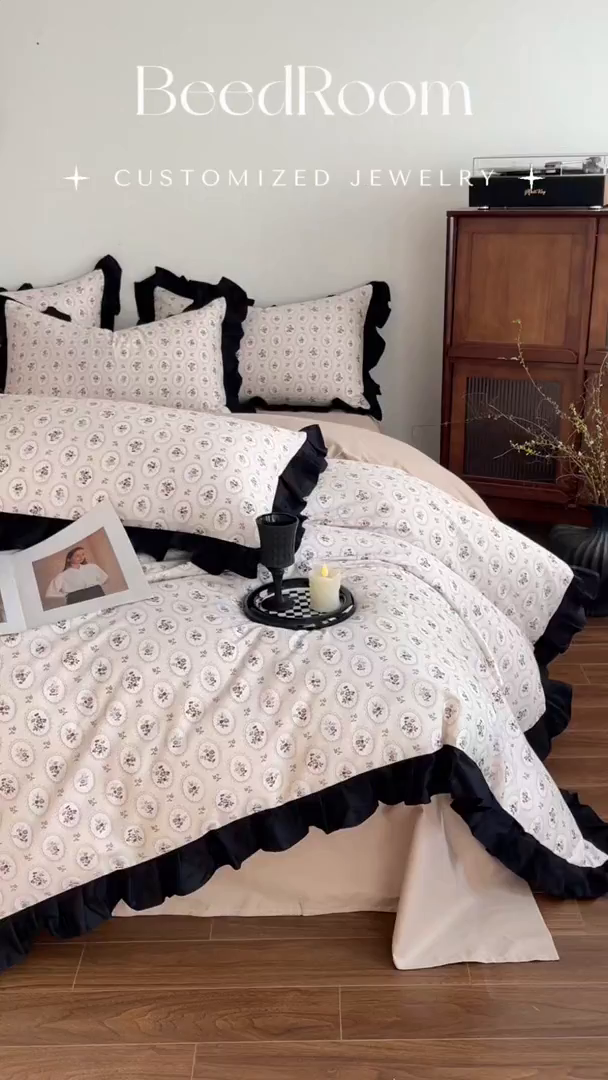 91家纺网 家纺一手货源 找家纺 羚羊语家纺 2026新款全棉法式赫本风花边四件套40支纯棉轻法式13372小清新喷气印花四件套被套床单床笠三件套 时光花礼