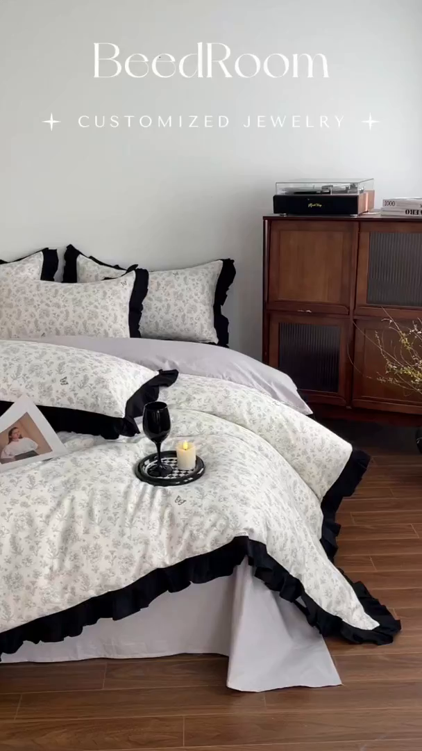 91家纺网 家纺一手货源 找家纺 羚羊语家纺 2026新款全棉法式赫本风花边四件套40支纯棉轻法式13372小清新喷气印花四件套被套床单床笠三件套 椿亭序Pro