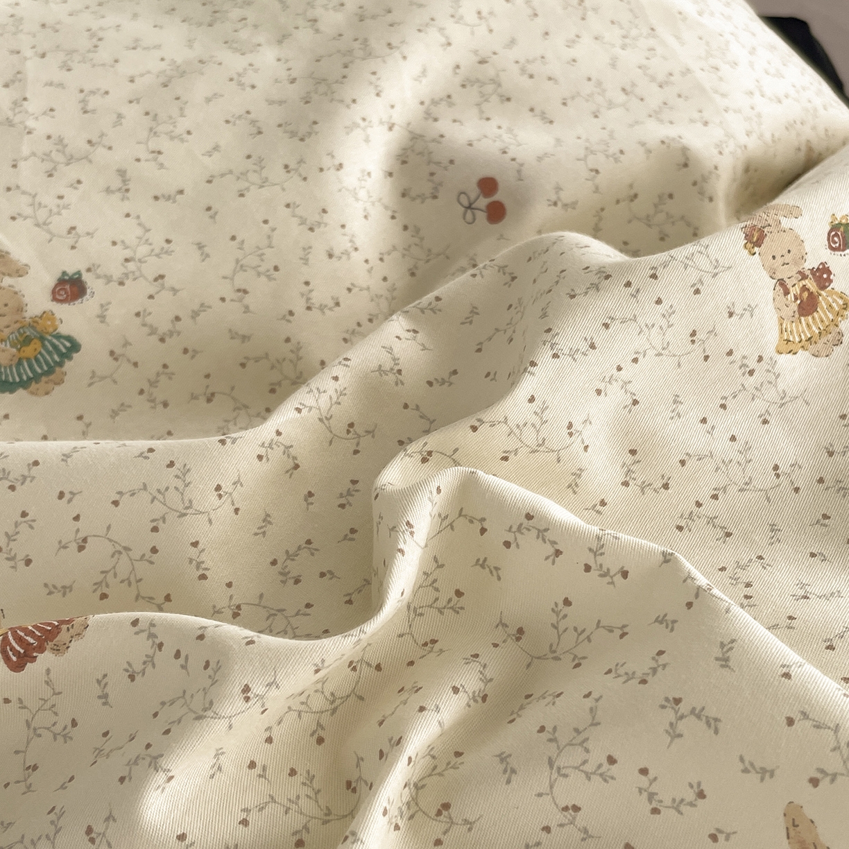 91家纺网 家纺一手货源 找家纺 羚羊语家纺 2026新款全棉法式赫本风花边四件套40支纯棉轻法式13372小清新喷气印花四件套被套床单床笠三件套 甜憩间