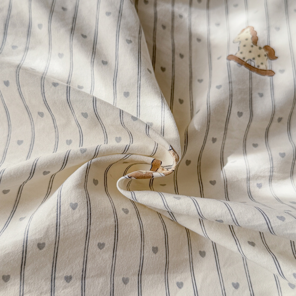 91家纺网 家纺一手货源 找家纺 梦纤绒 2026新款高克重古法水洗棉四件套 小马哒哒