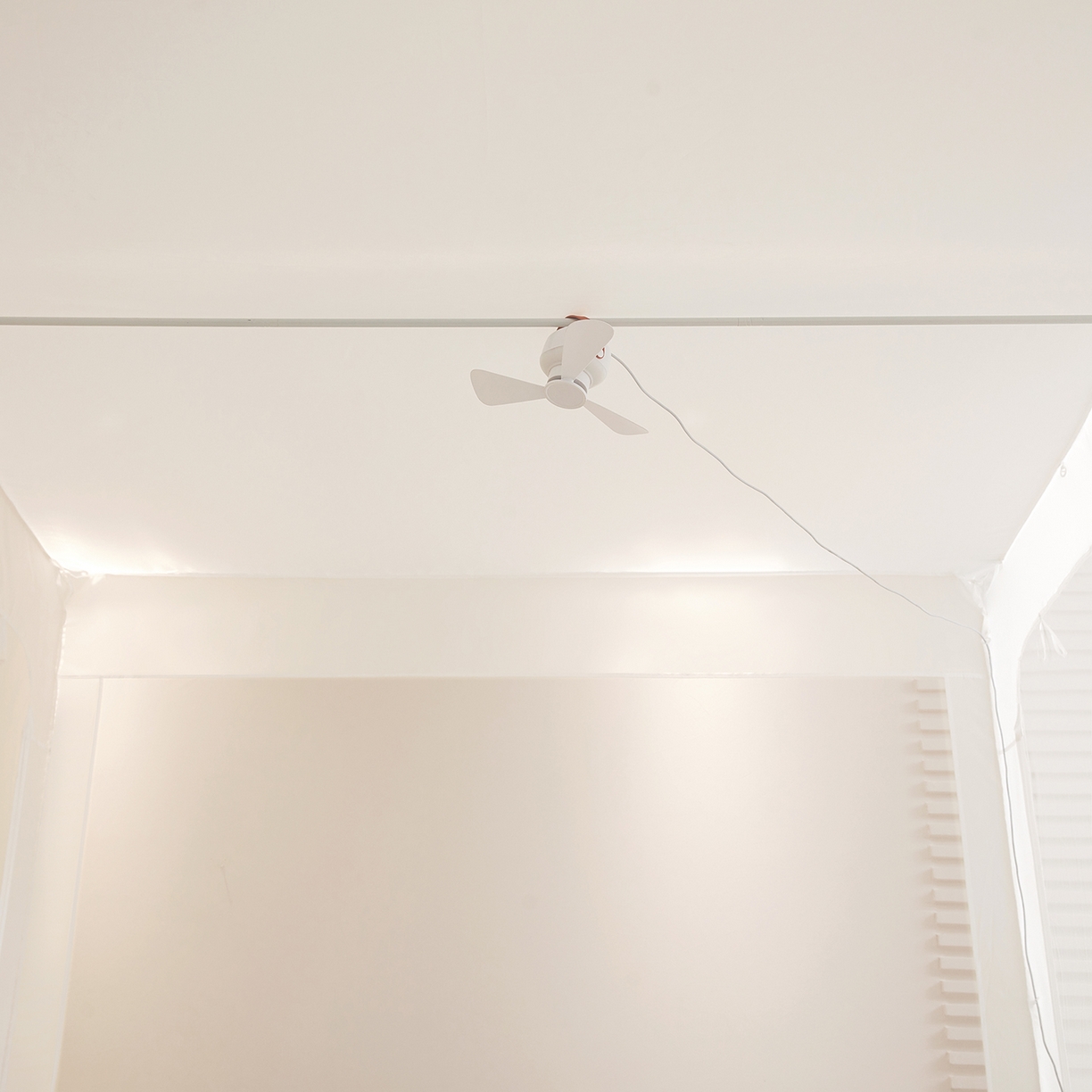 91家纺网 家纺一手货源 找家纺 （总）海虹蚊帐 2026新款2601外穿杆三开U型门一体防尘顶加密纱回底床笠款防摔蚊帐