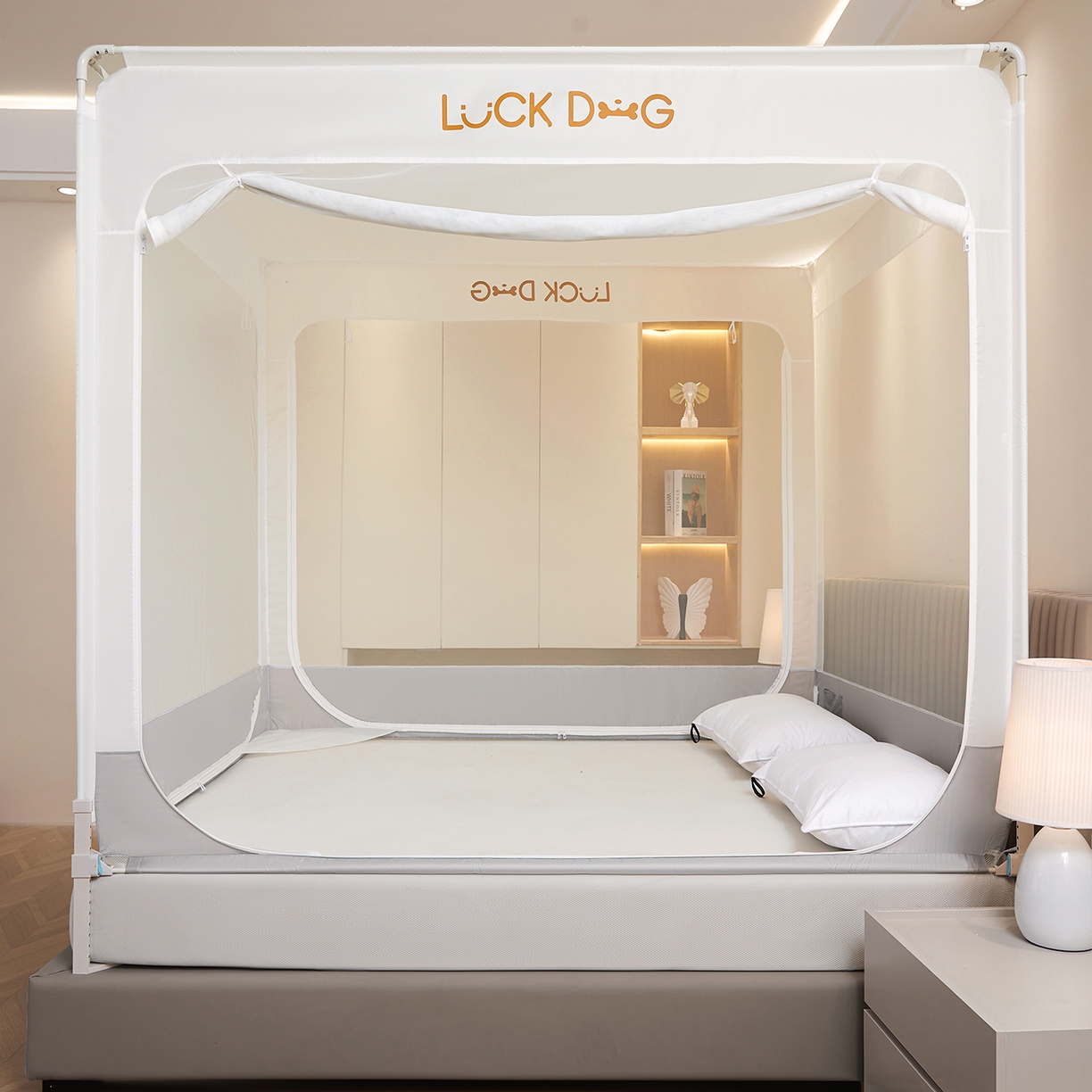 91家纺网 家纺一手货源 找家纺 （总）海虹蚊帐 2026新款2601外穿杆三开U型门一体防尘顶加密纱回底床笠款防摔蚊帐