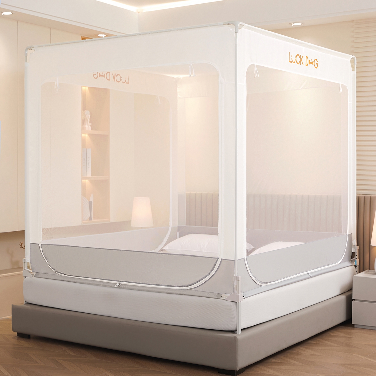 91家纺网 家纺一手货源 找家纺 （总）海虹蚊帐 2026新款2601外穿杆三开U型门一体防尘顶加密纱回底床笠款防摔蚊帐