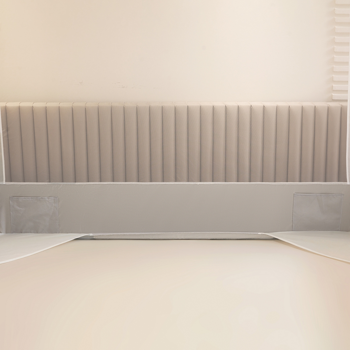 91家纺网 家纺一手货源 找家纺 （总）海虹蚊帐 2026新款2601外穿杆三开U型门一体防尘顶加密纱回底床笠款防摔蚊帐