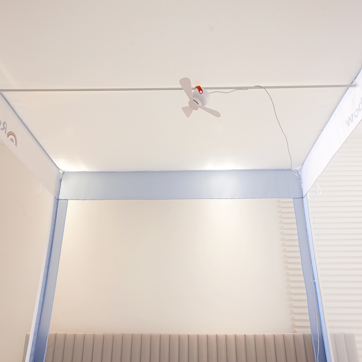 91家纺网 家纺一手货源 找家纺 海虹蚊帐 2026新款2601外穿杆三开U型门一体防尘顶加密纱回底床笠款防摔蚊帐 彩虹蓝