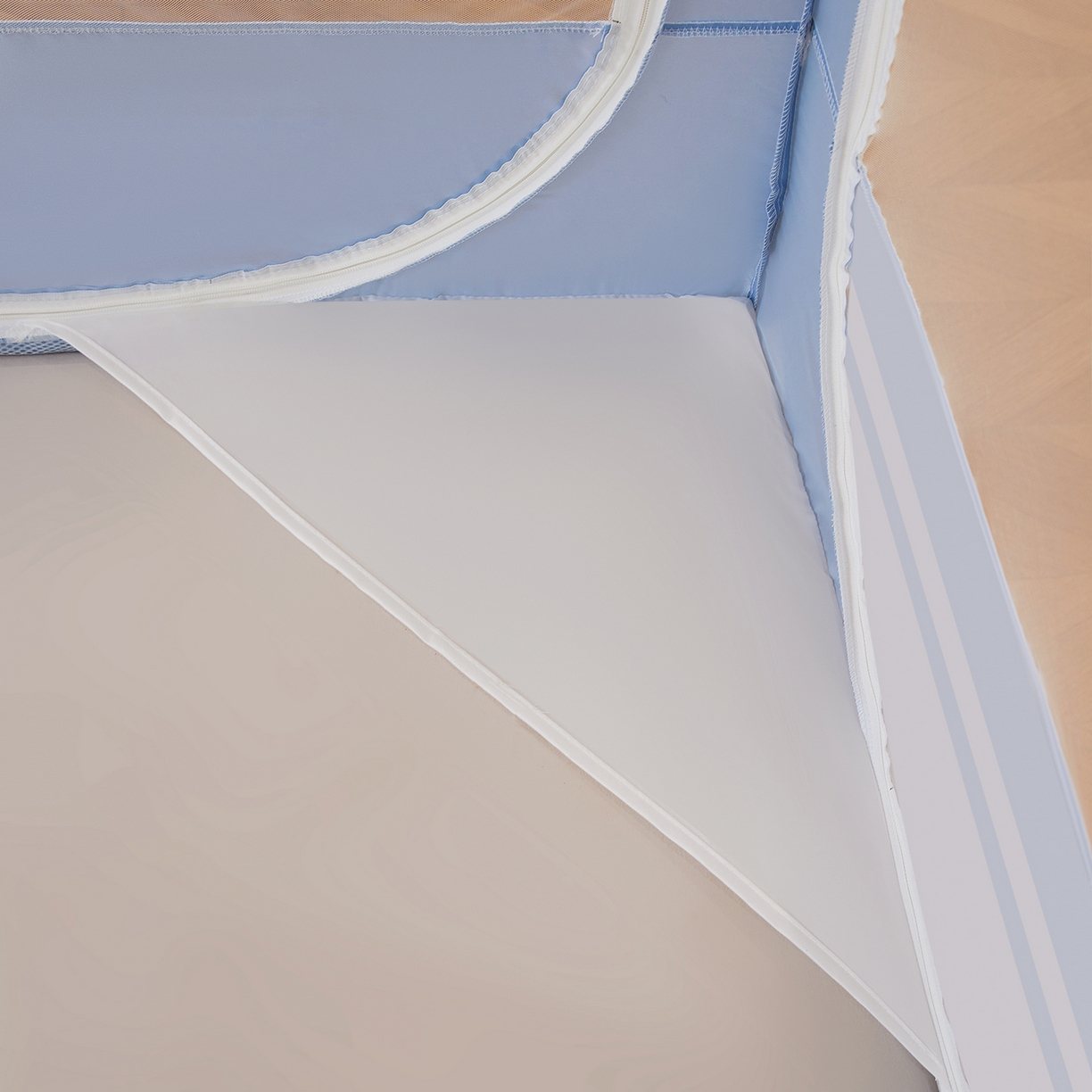 91家纺网 家纺一手货源 找家纺 海虹蚊帐 2026新款2601外穿杆三开U型门一体防尘顶加密纱回底床笠款防摔蚊帐 彩虹蓝