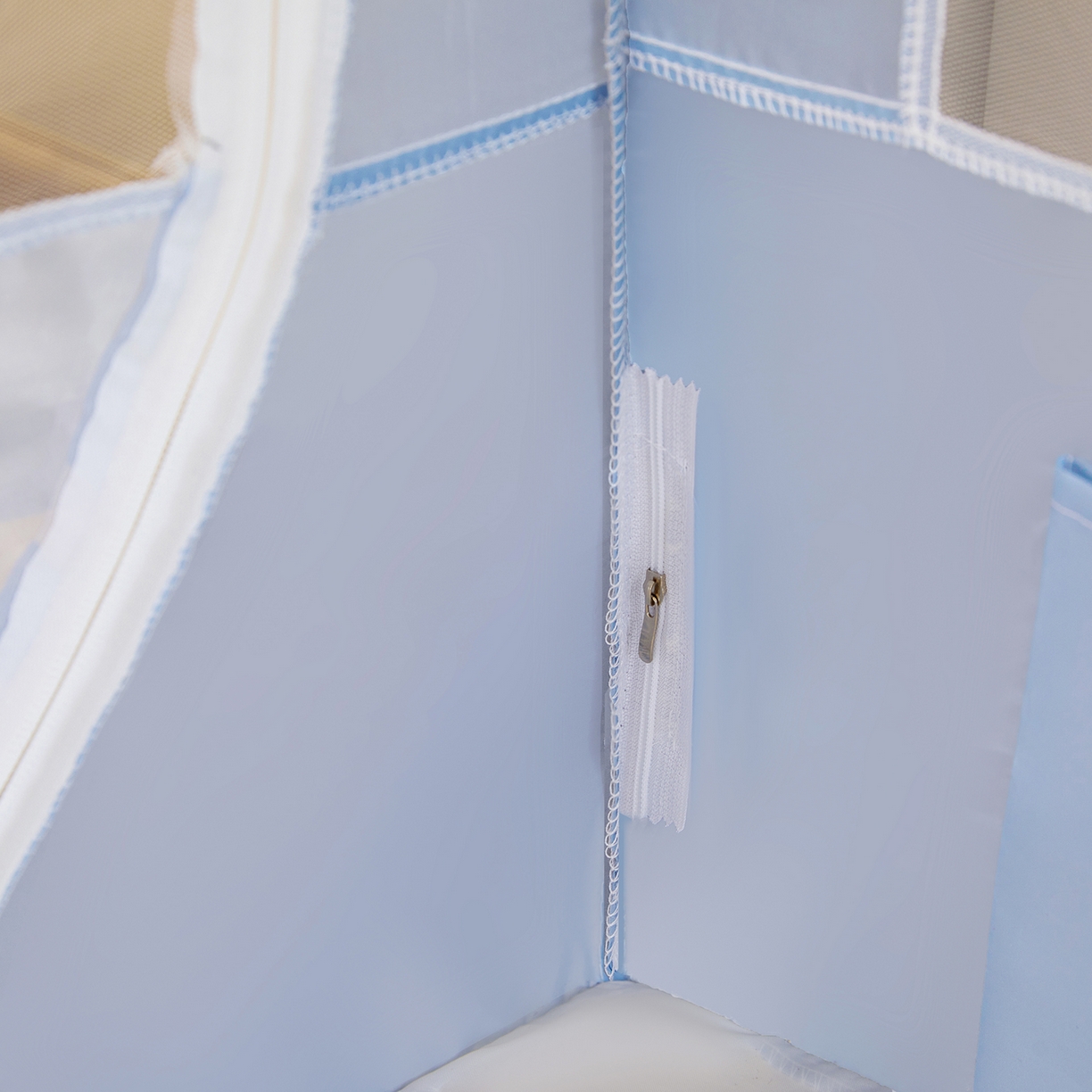 91家纺网 家纺一手货源 找家纺 海虹蚊帐 2026新款2601外穿杆三开U型门一体防尘顶加密纱回底床笠款防摔蚊帐 彩虹蓝