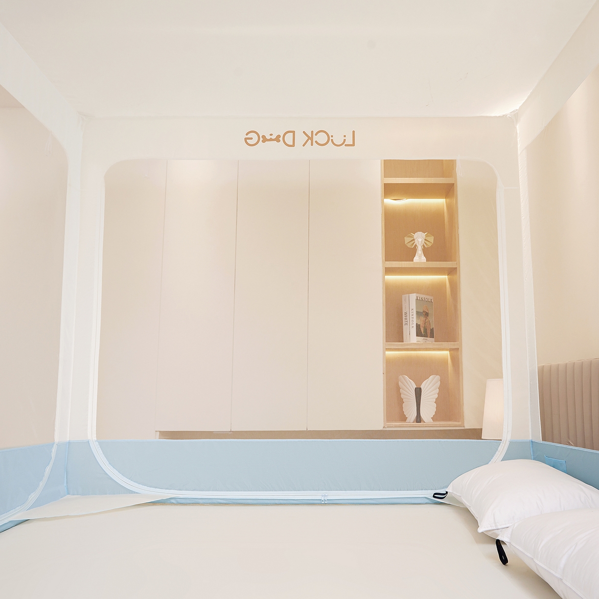 91家纺网 家纺一手货源 找家纺 海虹蚊帐 2026新款2601外穿杆三开U型门一体防尘顶加密纱回底床笠款防摔蚊帐 幸运蓝