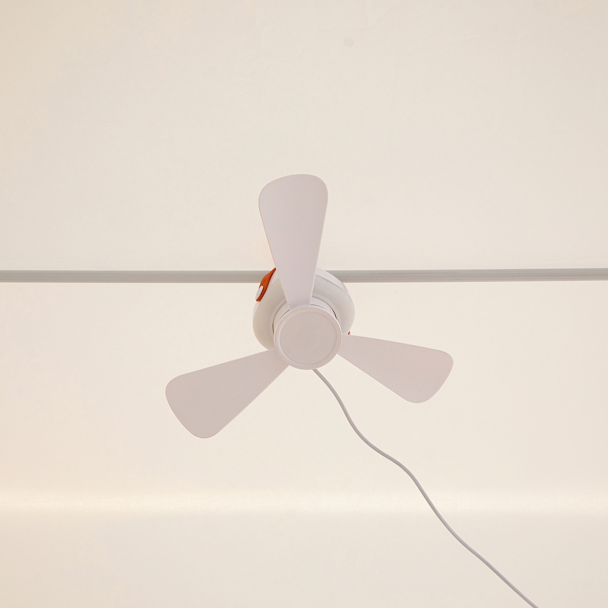 91家纺网 家纺一手货源 找家纺 海虹蚊帐 2026新款2601外穿杆三开U型门一体防尘顶加密纱回底床笠款防摔蚊帐 彩虹蓝