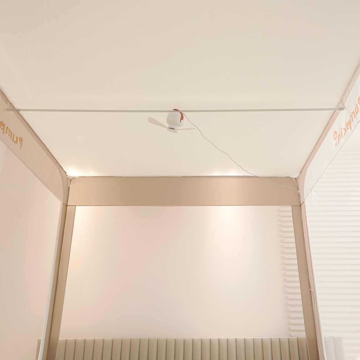 91家纺网 家纺一手货源 找家纺 海虹蚊帐 2026新款2601外穿杆三开U型门一体防尘顶加密纱回底床笠款防摔蚊帐 字母咖