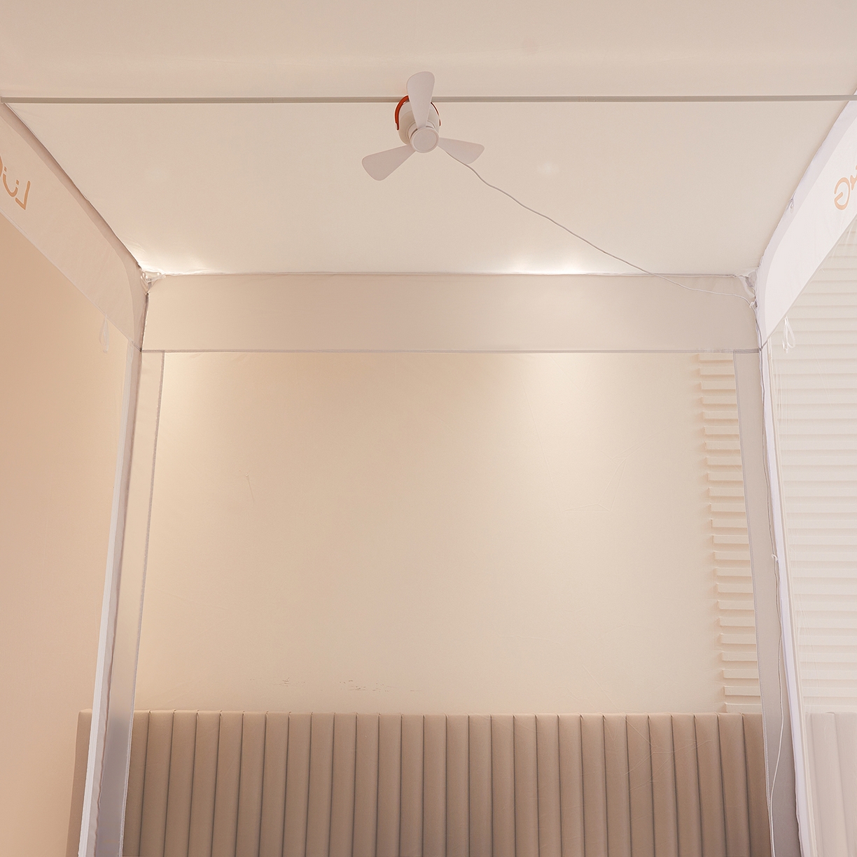 91家纺网 家纺一手货源 找家纺 海虹蚊帐 2026新款2601外穿杆三开U型门一体防尘顶加密纱回底床笠款防摔蚊帐 字母灰