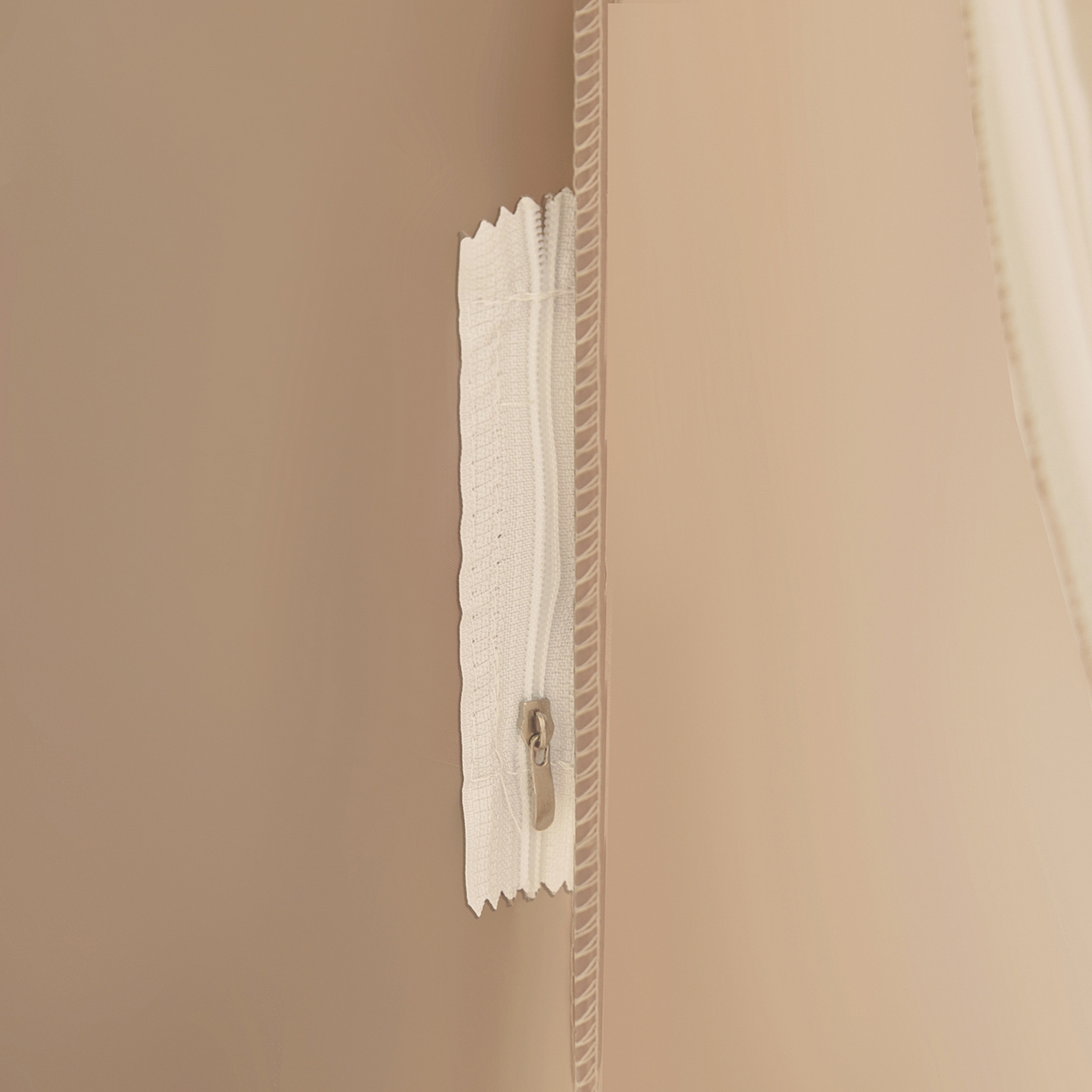 91家纺网 家纺一手货源 找家纺 海虹蚊帐 2026新款2601外穿杆三开U型门一体防尘顶加密纱回底床笠款防摔蚊帐 字母咖