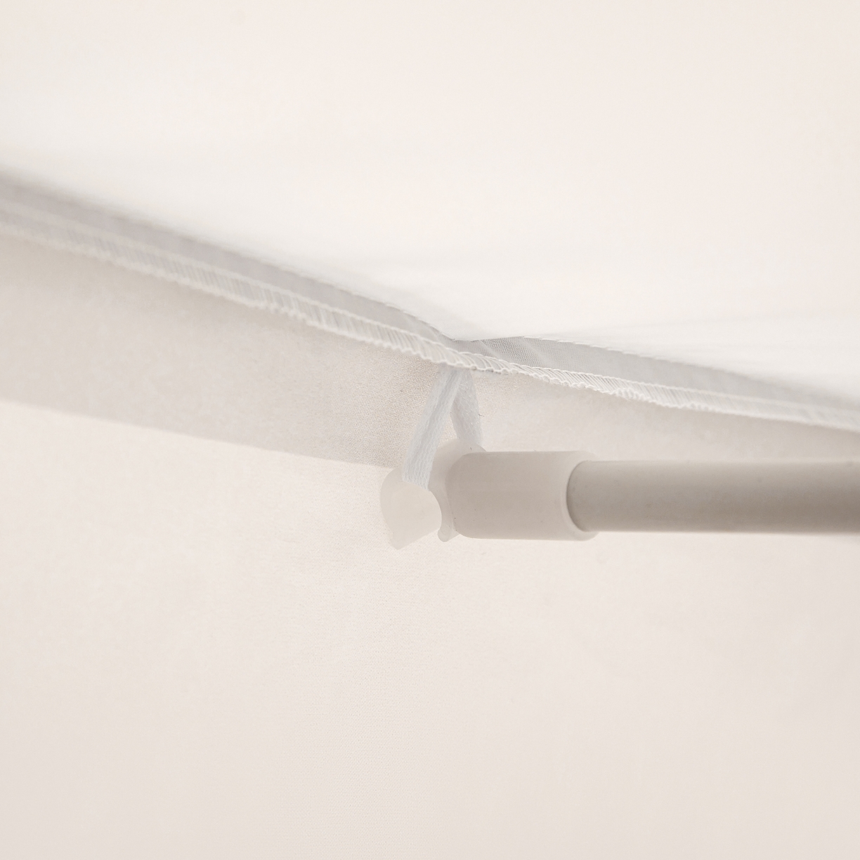 91家纺网 家纺一手货源 找家纺 海虹蚊帐 2026新款2601外穿杆三开U型门一体防尘顶加密纱回底床笠款防摔蚊帐 字母灰