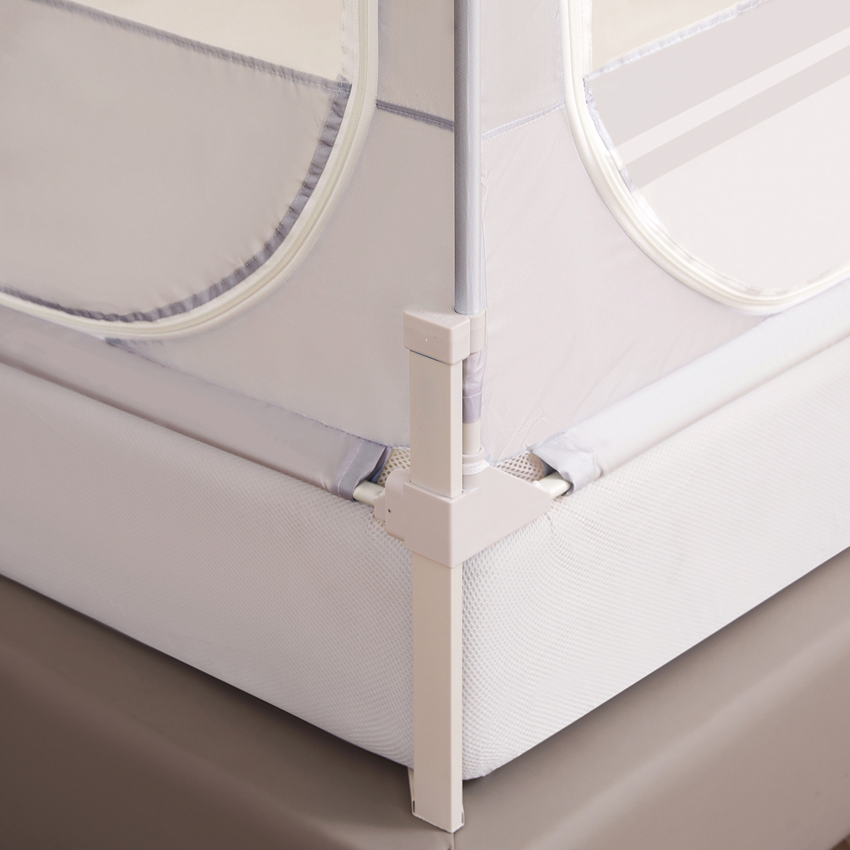 91家纺网 家纺一手货源 找家纺 海虹蚊帐 2026新款2601外穿杆三开U型门一体防尘顶加密纱回底床笠款防摔蚊帐 字母灰