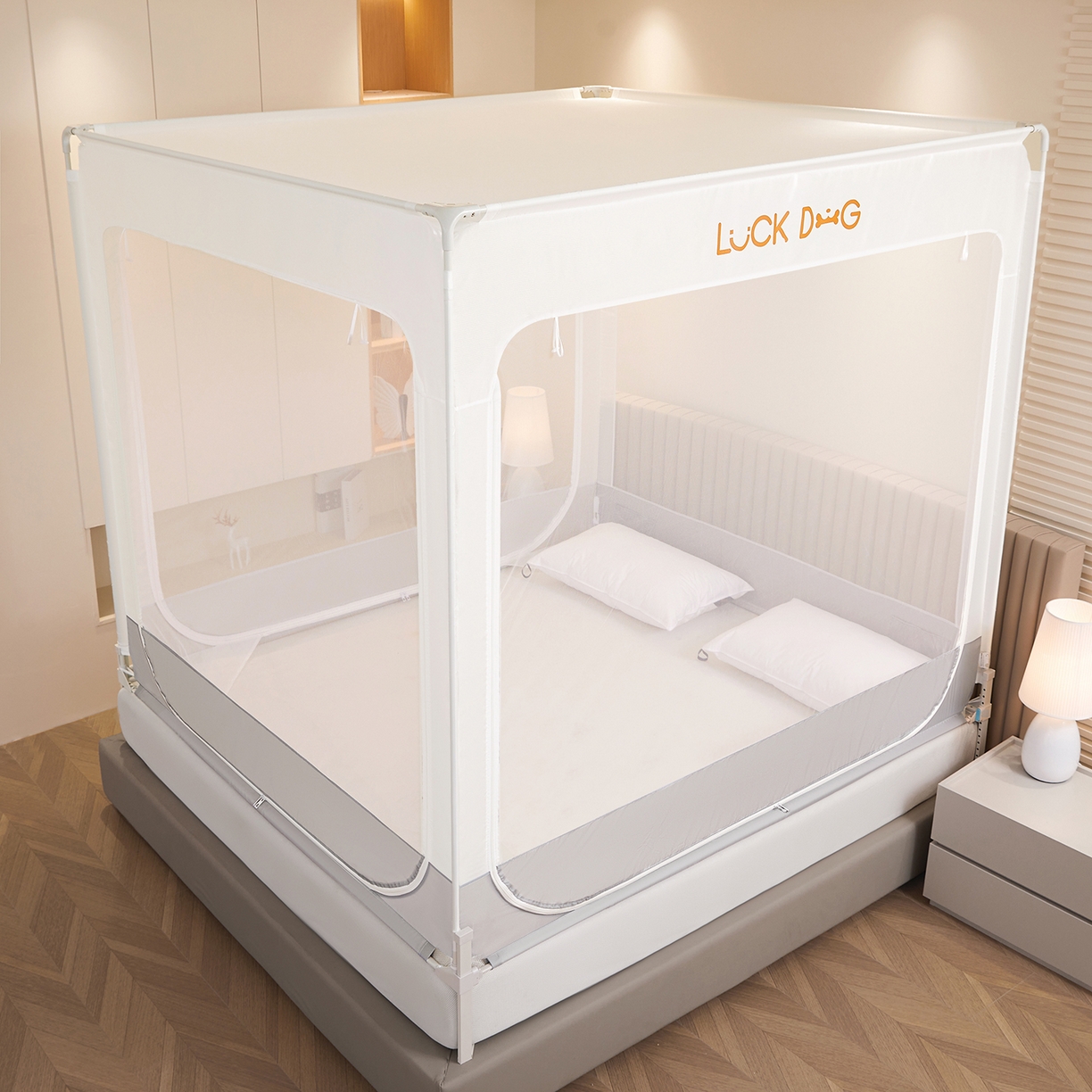 91家纺网 家纺一手货源 找家纺 海虹蚊帐 2026新款2601外穿杆三开U型门一体防尘顶加密纱回底床笠款防摔蚊帐 幸运灰