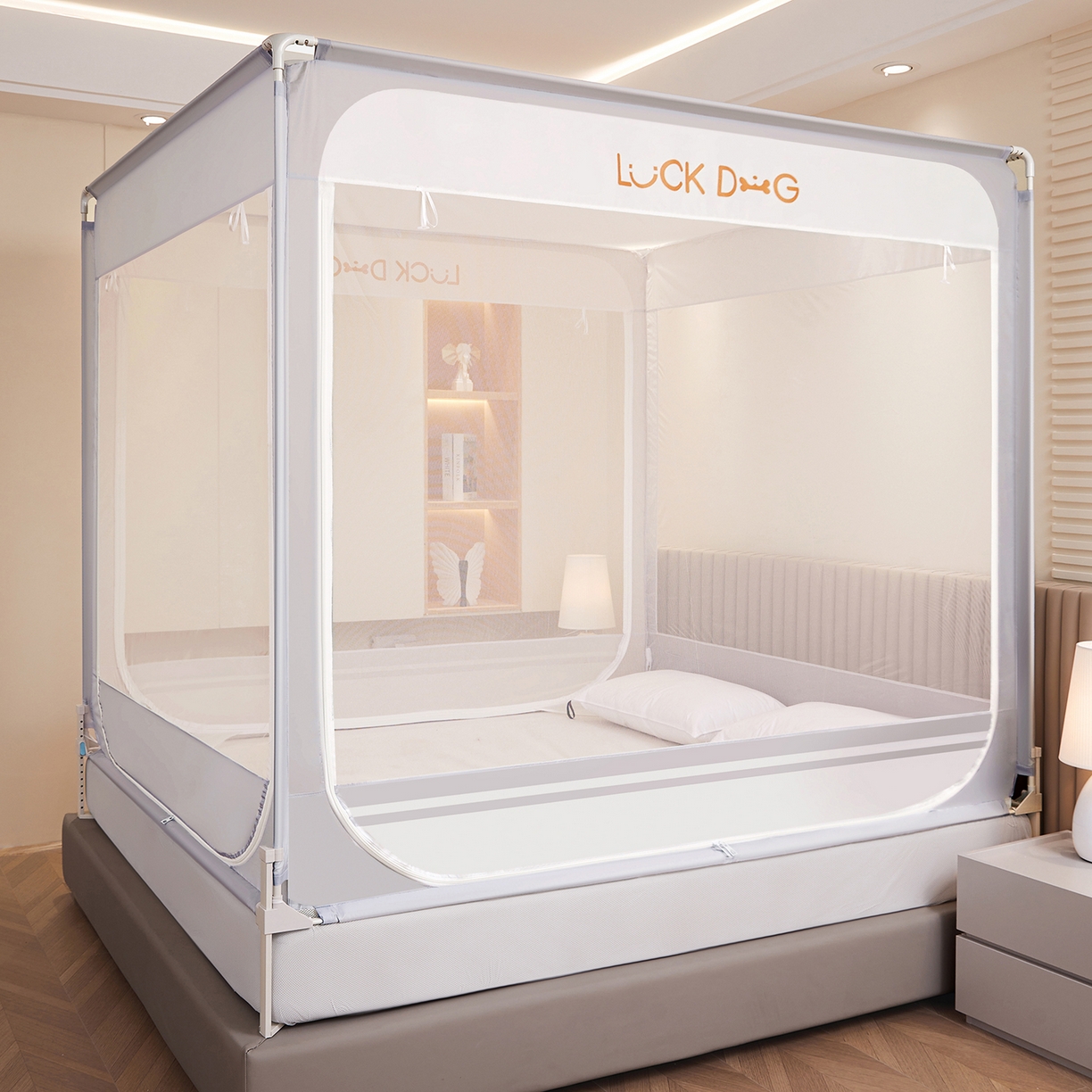 91家纺网 家纺一手货源 找家纺 海虹蚊帐 2026新款2601外穿杆三开U型门一体防尘顶加密纱回底床笠款防摔蚊帐 字母灰